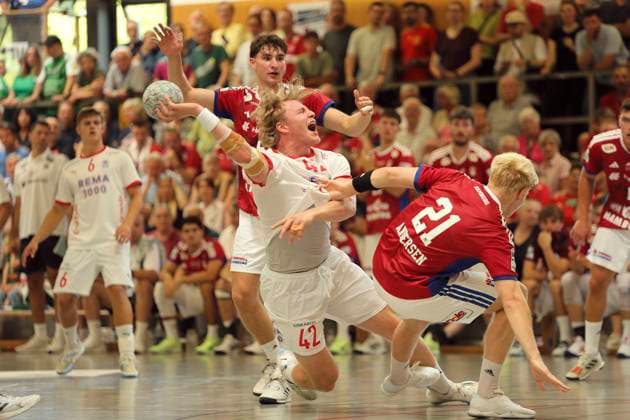 Foto : Torwurf von ..... Martin Hernes HOVDE (Kolstad) gegen Fredrik Bo ANDERSEN (rechts , HSV) Handball Herren international, Saisonvorbereitung beim Heide Cup in Schneverdingen am Fr. 08.08.2025 HSV Handball - Kolstad IL