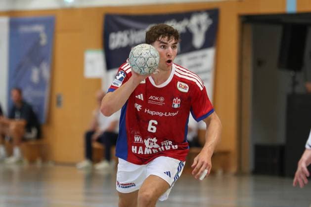 08.08.2025, xgox, Handball - Heide-Cup, Handball Verein Hamburg - Kolstad Handbold emspor, v.l. Elias Kofler (Hamburg, 6) am Ball, plays the ball Schneverdingen