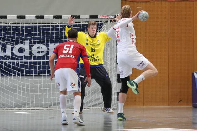 08.08.2025, xgox, Handball - Heide-Cup, Handball Verein Hamburg - Kolstad Handbold emspor, v.l. Robin Paulsen Haug (Hamburg, 16) beim Siebenmeter gegen Simon Jeppsson (Kolstad, 22) Schneverdingen