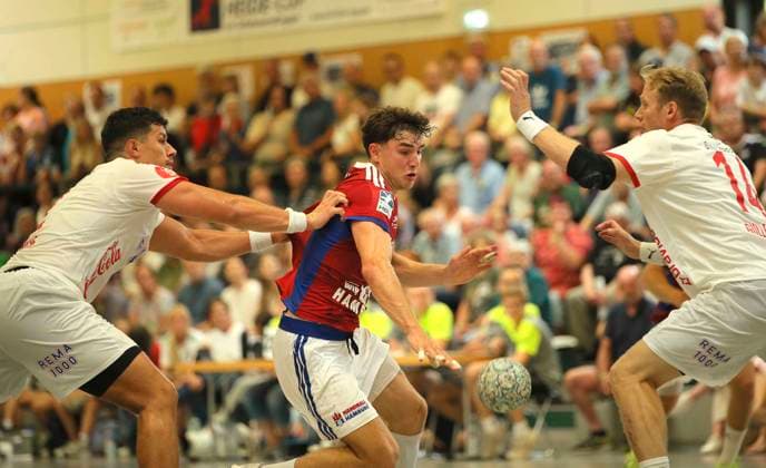 Foto : Elias KOFLER (HSV) gegen Magnus GULLERUD (Kolstad) und Aksel HALD (Kolstad , links) Handball Herren international, Saisonvorbereitung beim Heide Cup in Schneverdingen am Fr. 08.08.2025 HSV Handball - Kolstad IL