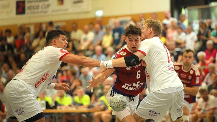 Foto : Elias KOFLER (HSV) gegen Magnus GULLERUD (Kolstad) und Aksel HALD (Kolstad , links) Handball Herren international, Saisonvorbereitung beim Heide Cup in Schneverdingen am Fr. 08.08.2025 HSV Handball - Kolstad IL