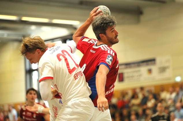 Foto : Torwurf von ..... Jacob Arenth LASSEN (HSV) gegen Simon JEPPSSON (Kolstad , links) Handball Herren international, Saisonvorbereitung beim Heide Cup in Schneverdingen am Fr. 08.08.2025 HSV Handball - Kolstad IL