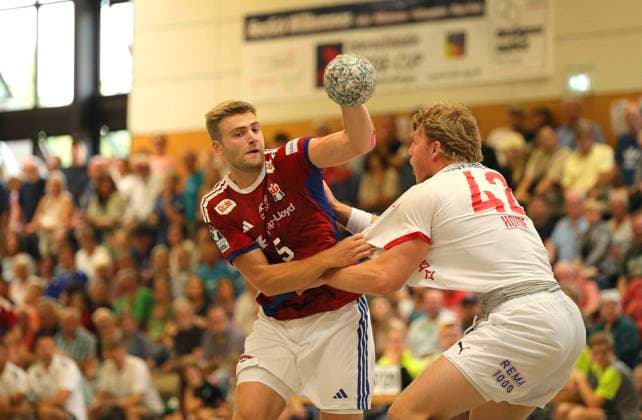 Foto : Torwurf von ..... Oliver NORLYK (HSV) gegen Martin Hernes HOVDE (Kolstad , rechts) Handball Herren international, Saisonvorbereitung beim Heide Cup in Schneverdingen am Fr. 08.08.2025 HSV Handball - Kolstad IL