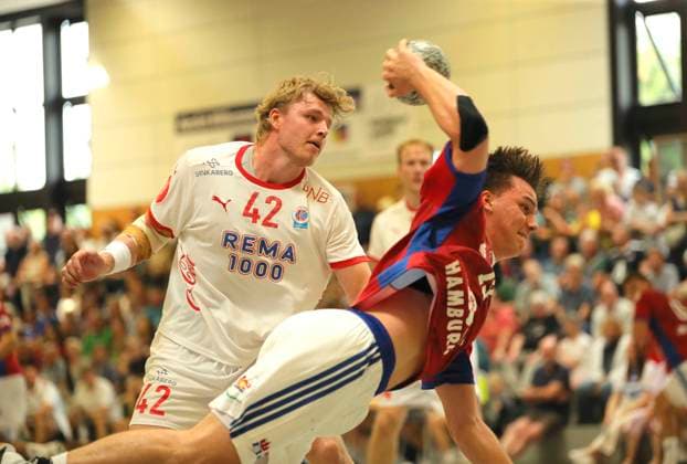 Foto : Torwurf von .... Max BOTTA (HSV) gegen Martin Hernes HOVDE (Kolstad , links) Handball Herren international, Saisonvorbereitung beim Heide Cup in Schneverdingen am Fr. 08.08.2025 HSV Handball - Kolstad IL