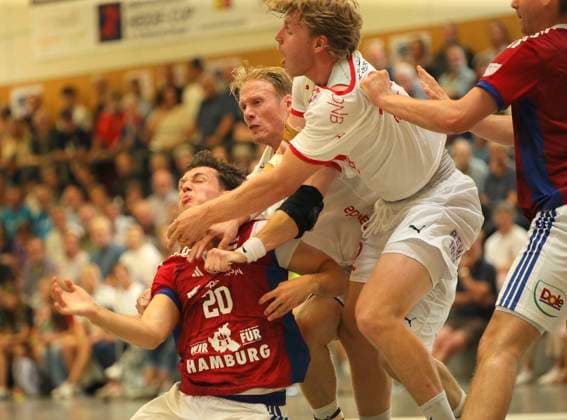 Foto : Ben Levermann (HSV) gegen Martin Hernes HOVDE (Kolstad , rechts) Handball Herren international, Saisonvorbereitung beim Heide Cup in Schneverdingen am Fr. 08.08.2025 HSV Handball - Kolstad IL
