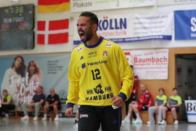 08.08.2025, xgox, Handball - Heide-Cup, Handball Verein Hamburg - Kolstad Handbold emspor, v.l. Mohamed Essam Moustafa El Tayar (Hamburg, 12) Jubelt ueber gehaltenen Ball, abgewehrt, gehalten, Torhueter Schneverdingen