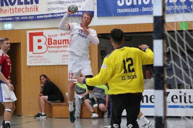 08.08.2025, xgox, Handball - Heide-Cup, Handball Verein Hamburg - Kolstad Handbold emspor, v.l. Simon Jeppsson (Kolstad, 22) wirft Tor, Torschuetze, erzielt Tor, Treffer, scores the goal Schneverdingen