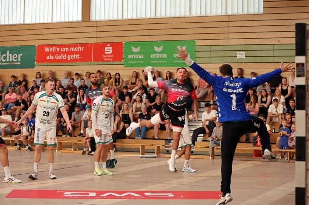 08.08.2025, xovx, Handball Lindencup 2025, HSG Wetzlar - SC DHfK Leipzig v.l. Adam Lönn (SC DHfK Leipzig), Franz Semper (SC DHfK Leipzig), Ahmet Nafea (HSG Wetzlar), Domenico Ebner (SC DHfK Leipzig) Linden Stadthalle Hessen Deutschland (DE)
