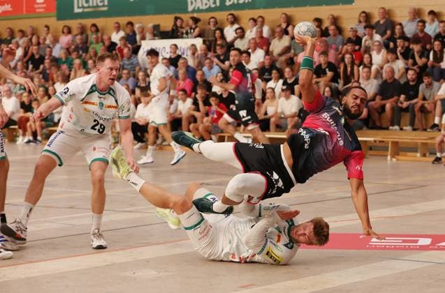 Sport Bilder des Tages 08.08.2025, xovx, Handball Lindencup 2025, HSG Wetzlar - SC DHfK Leipzig v.l. Adam Lönn (SC DHfK Leipzig), Philipp Ahouansou (HSG Wetzlar), Franz Semper (SC DHfK Leipzig) Linden Stadthalle Hessen Deutschland (DE)