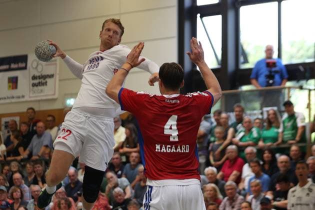 IHC 2025: HSV Hamburg vs Kolstad IL; 08.08.25 Simon Jeppsson (Nr.22, Kolstad IL) gegen Andreas Magaard (Nr.04, Hamburger Verein Hamburg) IHC 2025: HSV Hamburg vs Kolstad IL, KGS-Sporthalle am 08.08.25 Copyright: xBEAUTIFULxSPORTS MarioxM.xKobergx