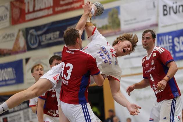 IHC 2025: HSV Hamburg vs Kolstad IL; 08.08.25 Martin Hernes Hovde (Nr.42, Kolstad IL), Moritz Sauter (Nr.33, Hamburger Verein Hamburg) IHC 2025: HSV Hamburg vs Kolstad IL, KGS-Sporthalle am 08.08.25 Copyright: xBEAUTIFULxSPORTS MarioxM.xKobergx