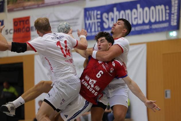 IHC 2025: HSV Hamburg vs Kolstad IL; 08.08.25 Casper Ulrich Mortensen (Nr.06, Hamburger Verein Hamburg), Benedikt Óskarsson (Nr.09, Kolstad IL), Magnus Gullerud (Nr.14, Kolstad IL) IHC 2025: HSV Hamburg vs Kolstad IL, KGS-Sporthalle am 08.08.25 Copyright: xBEAUTIFULxSPORTS MarioxM.xKobergx
