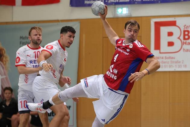 IHC 2025: HSV Hamburg vs Kolstad IL; 08.08.25 Andreas Magaard (Nr.04, Hamburger Verein Hamburg), Adam Blanche (Nr.02, Kolstad IL) IHC 2025: HSV Hamburg vs Kolstad IL, KGS-Sporthalle am 08.08.25 Copyright: xBEAUTIFULxSPORTS MarioxM.xKobergx