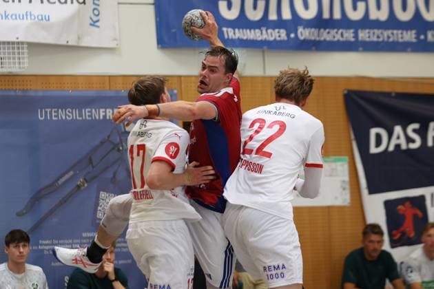 IHC 2025: HSV Hamburg vs Kolstad IL; 08.08.25 Andreas Magaard (Nr.04, Hamburger Verein Hamburg) gegen Magnus Stølefjell (Nr.17, Kolstad IL) und Simon Jeppsson (Nr.22, Kolstad IL) IHC 2025: HSV Hamburg vs Kolstad IL, KGS-Sporthalle am 08.08.25 Copyright: xBEAUTIFULxSPORTS MarioxM.xKobergx