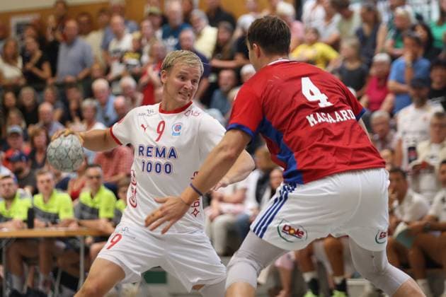 IHC 2025: HSV Hamburg vs Kolstad IL; 08.08.25 Benedikt Óskarsson (Nr.09, Kolstad IL) gegen Andreas Magaard (Nr.04, Hamburger Verein Hamburg) IHC 2025: HSV Hamburg vs Kolstad IL, KGS-Sporthalle am 08.08.25 Copyright: xBEAUTIFULxSPORTS MarioxM.xKobergx