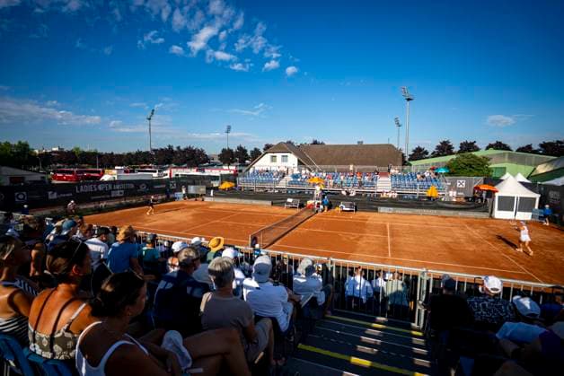TENNIS - WTA, Tennis Damen Ladies Open Amstetten AMSTETTEN,AUSTRIA,08.AUG.25 - TENNIS - ITF World Tennis Tour, Ladies Open Amstetten. Image shows an overview of center court while Lisa Zaar (SWE) is playing Sinja Kraus (AUT).  GEPAxpictures xKevinxHackner