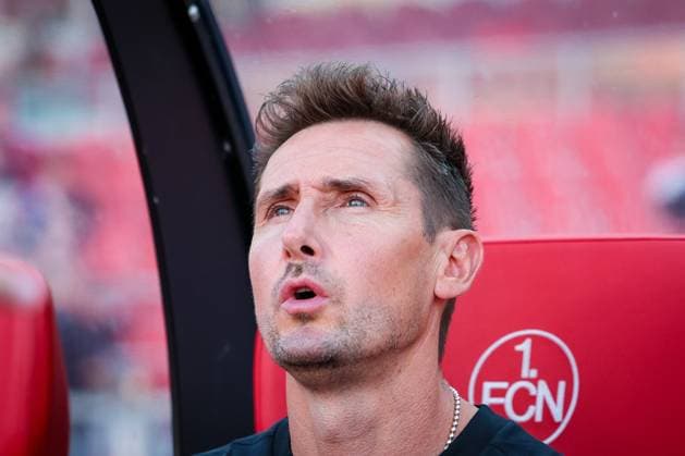Chef-Trainer Miroslave Klose (1. FC Nuernberg) schaut nach oben, 1. FC Nuernberg vs. SV Darmstadt 98, DFL, 2. Bundesliga, Saison 2025 2026, 2. Spieltag, Hinrunde, 08.08.2025 DFB regulations prohibit any use of photographs as image sequences and or quasi-video Nuernberg Bayern Deutschland