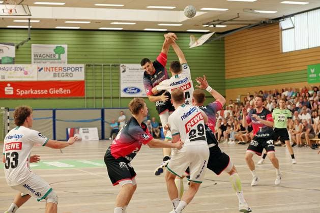 08.08.2025, xovx, Handball Lindencup 2025, HSG Wetzlar - SC DHfK Leipzig v.l. lLuka Rogan (SC DHfK Leipzig), Tizian Weimer (HSG Wetzlar), Stefan Cavor (HSG Wetzlar), Adam Lönn (SC DHfK Leipzig), Marko Mamic (SC DHfK Leipzig), Nikola Grahovac (HSG Wetzlar), Dominik Mappes (HSG Wetzlar) Linden Stadthalle Hessen Deutschland (DE)