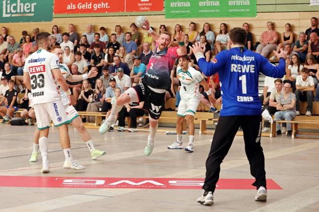 08.08.2025, xovx, Handball Lindencup 2025, HSG Wetzlar - SC DHfK Leipzig v.l. Luka Rogan (SC DHfK Leipzig), Tomas Piroch (SC DHfK Leipzig), Nikola Grahovac (HSG Wetzlar), Lucas Krzikalla (SC DHfK Leipzig), Domenico Ebner (SC DHfK Leipzig) Linden Stadthalle Hessen Deutschland (DE)