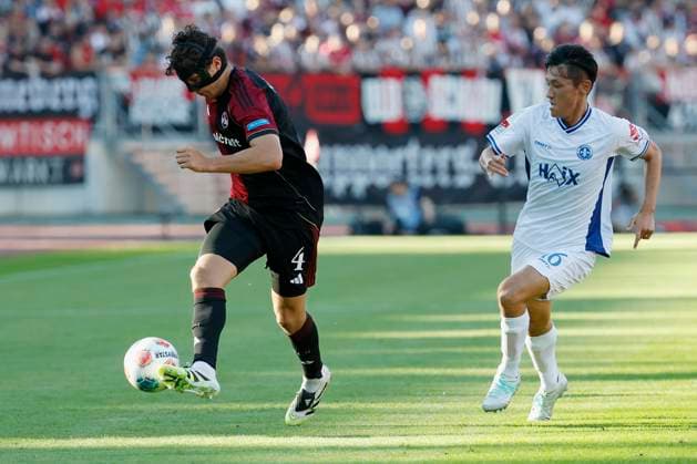 v.l. Fabio Gruber (1.FC Nuernberg, 4) und Hiroki Akiyama (SV Darmstadt, 16), 08.08.2025, Fussball, 2. Bundesliga, 1. FC Nuernberg - SV Darmstadt 98, GER, Nuernberg, Max-Morlock-Stadion, DFL REGULATIONS PROHIBIT ANY USE OF PHOTOGRAPHS AS IMAGE SEQUENCES AND OR QUASI-VIDEO.