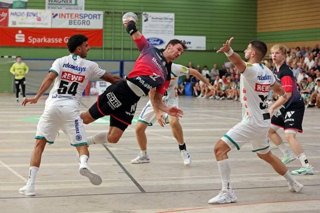 08.08.2025, xovx, Handball Lindencup 2025, HSG Wetzlar - SC DHfK Leipzig v.l. Ahmed Khairi Nasralla (SC DHfK Leipzig), Jona Schoch (HSG Wetzlar), Luka Rogan (SC DHfK Leipzig), Georg Löwen (HSG Wetzlar) Linden Stadthalle Hessen Deutschland (DE)