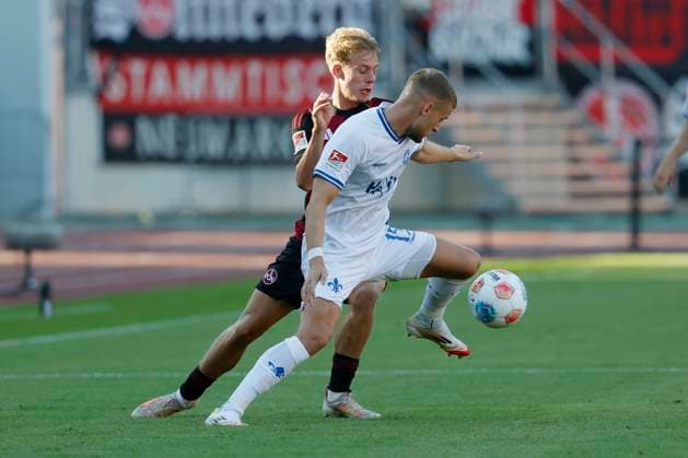 v.l. Tim Janisch (1.FC Nuernberg, 32) und Fabian Nuernberger (SV Darmstadt, 15). 08.08.2025, Fussball, 2. Bundesliga, 1. FC Nuernberg - SV Darmstadt 98, GER, Nuernberg, Max-Morlock-Stadion, DFL REGULATIONS PROHIBIT ANY USE OF PHOTOGRAPHS AS IMAGE SEQUENCES AND OR QUASI-VIDEO.