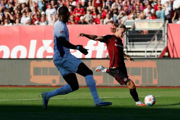 v.l. Patric Pfeiffer (SV Darmstadt, 6) und Artem Stepanov (1.FC Nuernberg, 11), 08.08.2025, Fussball, 2. Bundesliga, 1. FC Nuernberg - SV Darmstadt 98, GER, Nuernberg, Max-Morlock-Stadion, DFL REGULATIONS PROHIBIT ANY USE OF PHOTOGRAPHS AS IMAGE SEQUENCES AND OR QUASI-VIDEO.