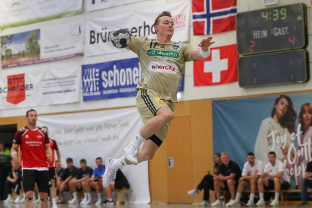 08.08.2025, xgox, Handball - Heide-Cup, TSV Hannover Burgdorf - Aalborg Handbold emspor, v.l. August Baskar Pedersen (Hannover, 17) wirft Tor, Torschuetze, erzielt Tor, Treffer, scores the goal Schneverdingen