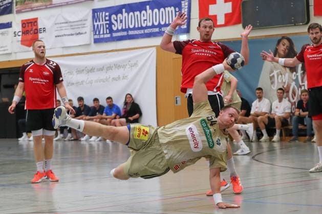 08.08.2025, xgox, Handball - Heide-Cup, TSV Hannover Burgdorf - Aalborg Handbold emspor, v.l. Justus Fischer (Hannover, 54) wirft Tor, Torschuetze, erzielt Tor, Treffer, scores the goal Schneverdingen