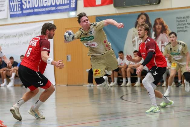 08.08.2025, xgox, Handball - Heide-Cup, TSV Hannover Burgdorf - Aalborg Handbold emspor, v.l. Leif Tissier (Hannover, 7) wirft Tor, Torschuetze, erzielt Tor, Treffer, scores the goal Schneverdingen