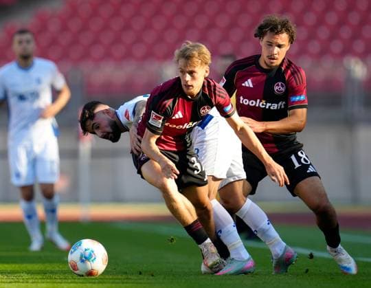 Tim Janisch (1. FC Nuernberg, 32), Marco Richter (SV Darmstadt 98, 23) und Rafael Lubach (1. FC Nuernberg, 18) GER, 1. FC Nuernberg vs SV Darmstadt 98, Fussball, 2. Bundesliga, 2. Spieltag, Saison 2025 2026, 08.08.2025 DFL REGULATIONS PROHIBIT ANY USE OF PHOTOGRAPHS AS IMAGE SEQUENCES AND OR QUASI-VIDEO GER, 1. FC Nuernberg vs SV Darmstadt 98, Fussball, 2. Bundesliga, 2. Spieltag, Saison 2025 2026, 08.08.2025 Nuernberg