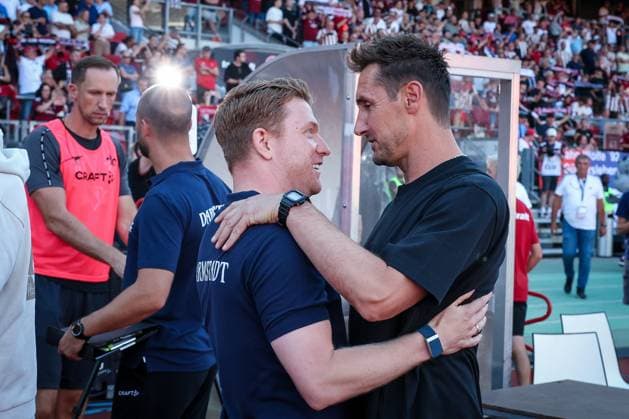 Sportdirektor Paul Fernie (SV Darmstadt 98), links, und Chef-Trainer Miroslave Klose (1. FC Nuernberg) begruessen sich herzlich, 1. FC Nuernberg vs. SV Darmstadt 98, DFL, 2. Bundesliga, Saison 2025 2026, 2. Spieltag, Hinrunde, 08.08.2025 DFB regulations prohibit any use of photographs as image sequences and or quasi-video Nuernberg Bayern Deutschland
