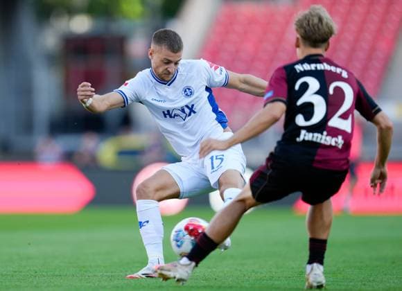 Fabian Nuernberger (SV Darmstadt 98, 15) spielt den Ball GER, 1. FC Nuernberg vs SV Darmstadt 98, Fussball, 2. Bundesliga, 2. Spieltag, Saison 2025 2026, 08.08.2025 DFL REGULATIONS PROHIBIT ANY USE OF PHOTOGRAPHS AS IMAGE SEQUENCES AND OR QUASI-VIDEO GER, 1. FC Nuernberg vs SV Darmstadt 98, Fussball, 2. Bundesliga, 2. Spieltag, Saison 2025 2026, 08.08.2025 Nuernberg