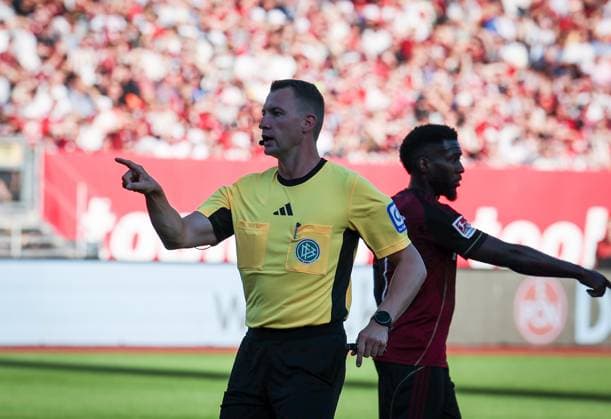 Referee Schiedsrichter Florian Lechner energisch, 1. FC Nuernberg vs. SV Darmstadt 98, DFL, 2. Bundesliga, Saison 2025 2026, 2. Spieltag, Hinrunde, 08.08.2025 DFB regulations prohibit any use of photographs as image sequences and or quasi-video Nuernberg Bayern Deutschland