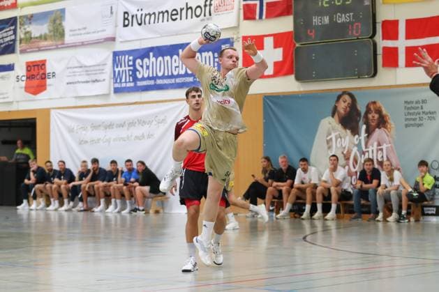 08.08.2025, xgox, Handball - Heide-Cup, TSV Hannover Burgdorf - Aalborg Handbold emspor, v.l. Justus Fischer (Hannover, 54) wirft Tor, Torschuetze, erzielt Tor, Treffer, scores the goal Schneverdingen