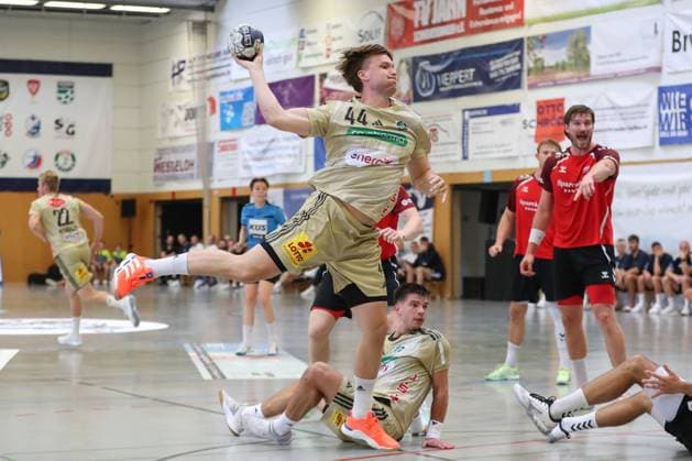 08.08.2025, xgox, Handball - Heide-Cup, TSV Hannover Burgdorf - Aalborg Handbold emspor, v.l. Thomas Alfred Solstad (Hannover, 44) wirft Tor, Torschuetze, erzielt Tor, Treffer, scores the goal Schneverdingen