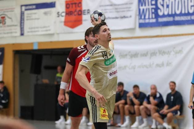 08.08.2025, xgox, Handball - Heide-Cup, TSV Hannover Burgdorf - Aalborg Handbold emspor, v.l. Marius Steinhauser (Hannover, 19) beim Siebenmeter Schneverdingen