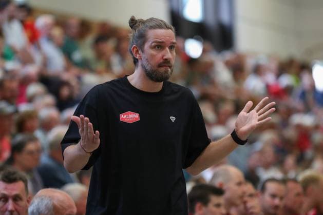 08.08.2025, xgox, Handball - Heide-Cup, TSV Hannover Burgdorf - Aalborg Handbold emspor, v.l. Simon Dahl (Aalborg, Trainer) gibt Anweisungen, gestikuliert mit den Armen, gesticulate, gives instructions Schneverdingen