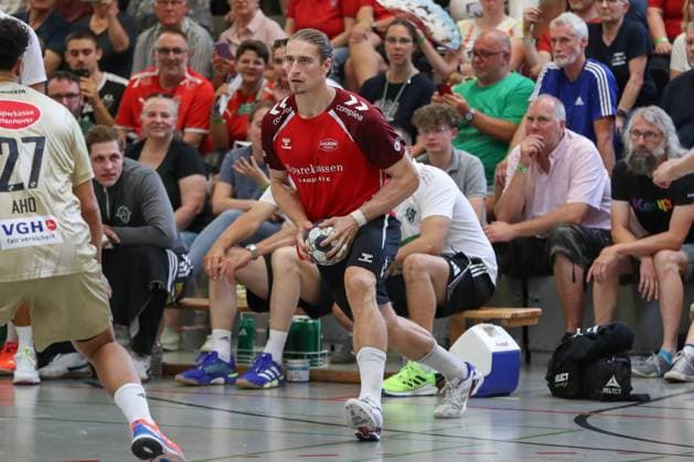 08.08.2025, xgox, Handball - Heide-Cup, TSV Hannover Burgdorf - Aalborg Handbold emspor, v.l. Juri Knorr (Aalborg, 21) am Ball, plays the ball Schneverdingen