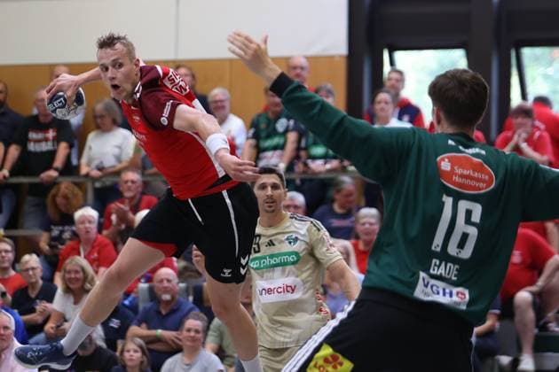 IHC 2025: TSV Hannover-Burgdorf vs Aalborg Handbold; 08.08.25 Buster Juul (Nr.23, Aalborg Handbold) gegen Simon Gade (Nr.16, TSV Hannover-Burgdorf) IHC 2025: TSV Hannover-Burgdorf vs Aalborg Handbold, KGS-Sporthalle am 08.08.25 Copyright: xBEAUTIFULxSPORTS MarioxM.xKobergx