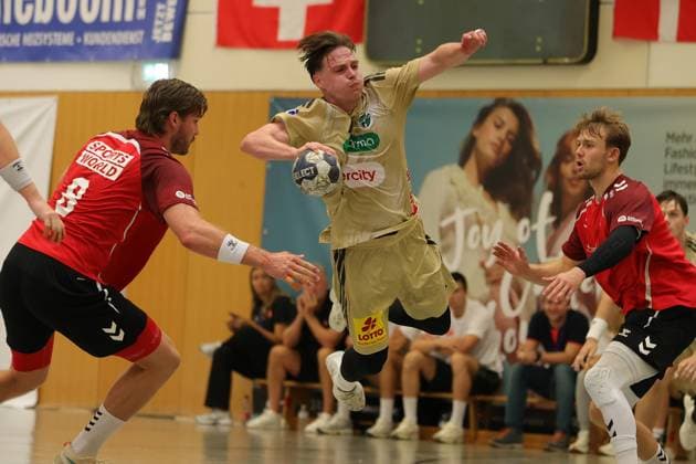 IHC 2025: TSV Hannover-Burgdorf vs Aalborg Handbold; 08.08.25 Leif Tissier (Nr.07, TSV Hannover-Burgdorf), Vetle Rönningen (Nr.08, Aalborg Handbold), Sander Sagosen (Nr.05, Aalborg Handbold) IHC 2025: TSV Hannover-Burgdorf vs Aalborg Handbold, KGS-Sporthalle am 08.08.25 Copyright: xBEAUTIFULxSPORTS MarioxM.xKobergx