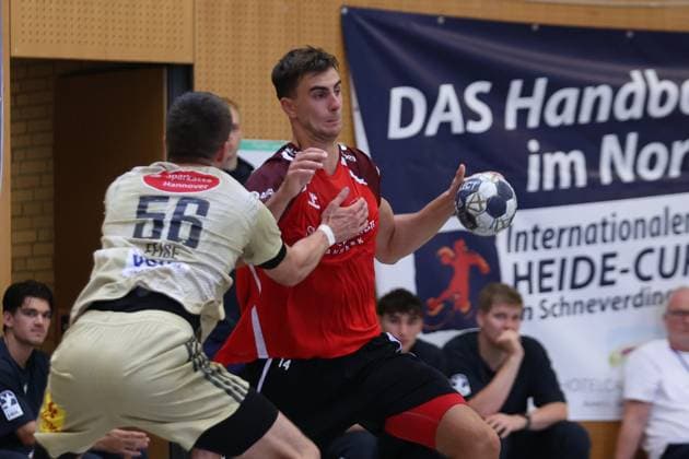 IHC 2025: TSV Hannover-Burgdorf vs Aalborg Handbold; 08.08.25 Mads Hoxer (Nr.14, Aalborg Handbold) gegen Hannes Feise (Nr.56, TSV Hannover-Burgdorf) IHC 2025: TSV Hannover-Burgdorf vs Aalborg Handbold, KGS-Sporthalle am 08.08.25 Copyright: xBEAUTIFULxSPORTS MarioxM.xKobergx