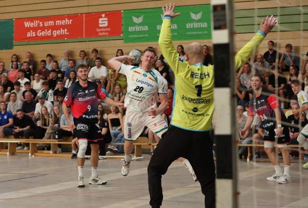 08.08.2025, xovx, Handball Lindencup 2025, HSG Wetzlar - SC DHfK Leipzig v.l. Niklas Theiß(HSG Wetzlar), Adam Lönn (SC DHfK Leipzig), Bart Ravensbergen (HSG Wetzlar) Linden Stadthalle Hessen Deutschland (DE)