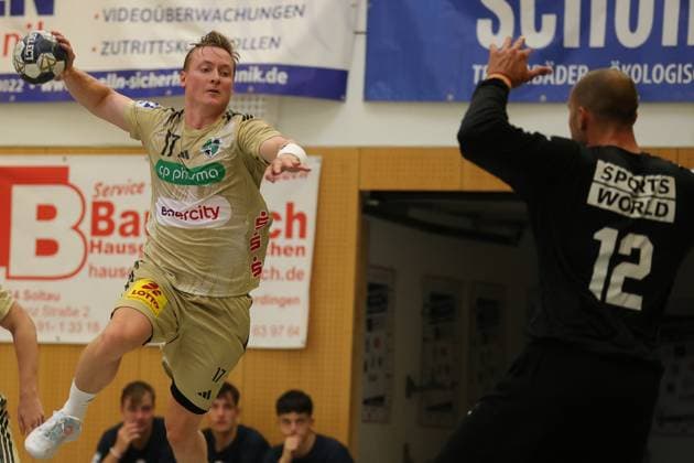 IHC 2025: TSV Hannover-Burgdorf vs Aalborg Handbold; 08.08.25 August Baskar Pedersen (Nr.17, TSV Hannover-Burgdorf), Fabian Norsten (Nr.12, Aalborg Handbold) IHC 2025: TSV Hannover-Burgdorf vs Aalborg Handbold, KGS-Sporthalle am 08.08.25 Copyright: xBEAUTIFULxSPORTS MarioxM.xKobergx