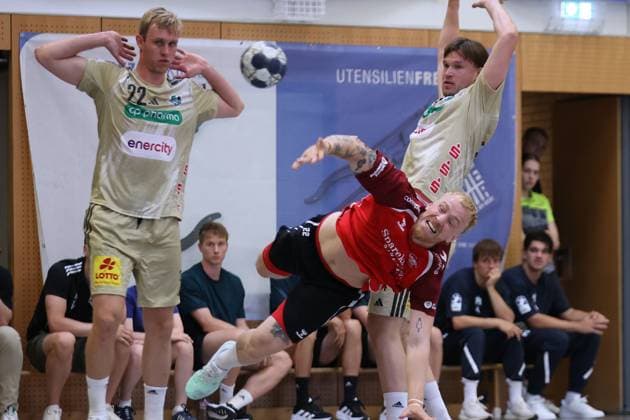 Sport Bilder des Tages IHC 2025: TSV Hannover-Burgdorf vs Aalborg Handbold; 08.08.25 Rene Antonsen (Nr.22, Aalborg Handbold) gegen Marian Michalczik (Nr.22, TSV Hannover-Burgdorf) und Thomas Alfred Solstad (Nr.44, TSV Hannover-Burgdorf) IHC 2025: TSV Hannover-Burgdorf vs Aalborg Handbold, KGS-Sporthalle am 08.08.25 Copyright: xBEAUTIFULxSPORTS MarioxM.xKobergx