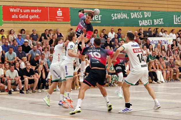 08.08.2025, xovx, Handball Lindencup 2025, HSG Wetzlar - SC DHfK Leipzig v.l. Luka Rogan (SC DHfK Leipzig), Blair Hinriksson (SC DHfK Leipzig), Jona Schoch (HSG Wetzlar), Josip Simic (HSG Wetzlar), Marko Mamic (SC DHfK Leipzig) Linden Stadthalle Hessen Deutschland (DE)