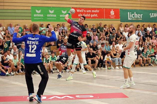 08.08.2025, xovx, Handball Lindencup 2025, HSG Wetzlar - SC DHfK Leipzig v.l. Tomas Mrkva (SC DHfK Leipzig), Cyrill Akakpo (HSG Wetzlar), Josip Simic (HSG Wetzlar), Luka Rogan (SC DHfK Leipzig), Moritz Preuss (SC DHfK Leipzig) Linden Stadthalle Hessen Deutschland (DE)