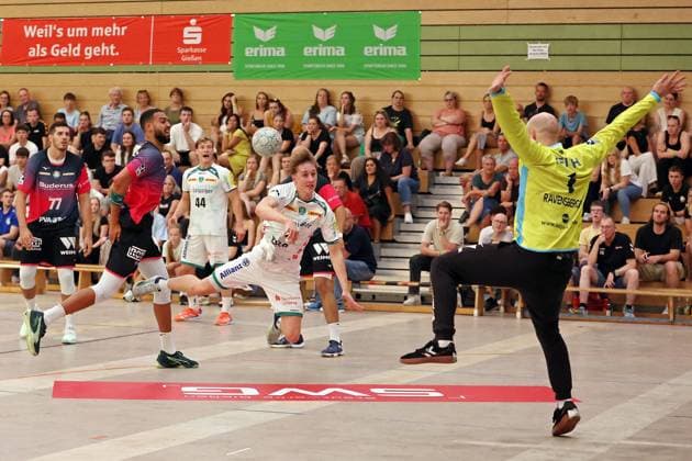 08.08.2025, xovx, Handball Lindencup 2025, HSG Wetzlar - SC DHfK Leipzig v.l. Stefan Cavor (HSG Wetzlar), Philipp Ahouansou (HSG Wetzlar), Blair Hinriksson (SC DHfK Leipzig), Caspar Gauer (SC DHfK Leipzig), Bart Ravensbergen (HSG Wetzlar) Linden Stadthalle Hessen Deutschland (DE)