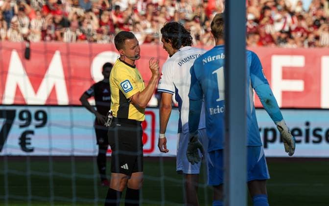 Referee Schiedsrichter Florian Lechner erklaert Fraser Hornby 9 (SV Darmstadt 98), dass keine Taetlichkeit vorlag, 1. FC Nuernberg vs. SV Darmstadt 98, DFL, 2. Bundesliga, Saison 2025 2026, 2. Spieltag, Hinrunde, 08.08.2025 DFB regulations prohibit any use of photographs as image sequences and or quasi-video Nuernberg Bayern Deutschland