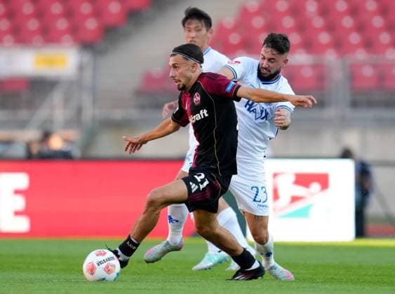 Berkay Yilmaz (1. FC Nuernberg, 21) gegen Marco Richter (SV Darmstadt 98, 23) GER, 1. FC Nuernberg vs SV Darmstadt 98, Fussball, 2. Bundesliga, 2. Spieltag, Saison 2025 2026, 08.08.2025 DFL REGULATIONS PROHIBIT ANY USE OF PHOTOGRAPHS AS IMAGE SEQUENCES AND OR QUASI-VIDEO GER, 1. FC Nuernberg vs SV Darmstadt 98, Fussball, 2. Bundesliga, 2. Spieltag, Saison 2025 2026, 08.08.2025 Nuernberg